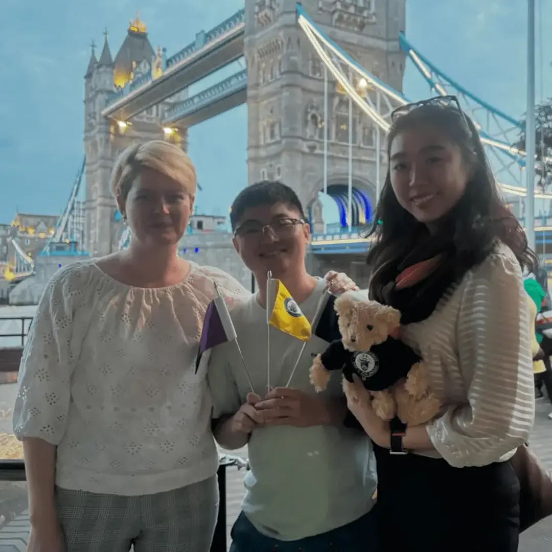 Alumna student in London with her family.