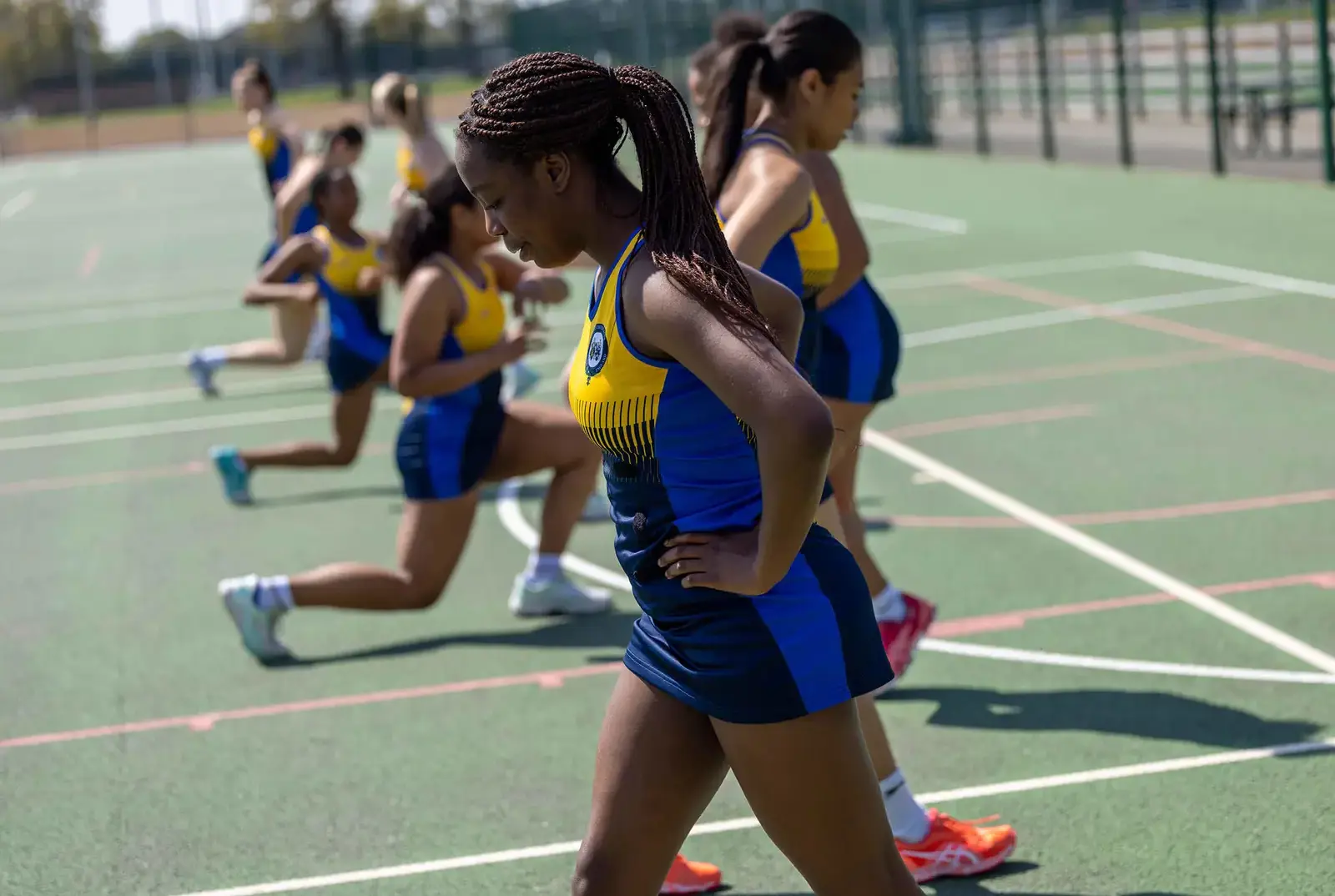 QE pupils playing netball